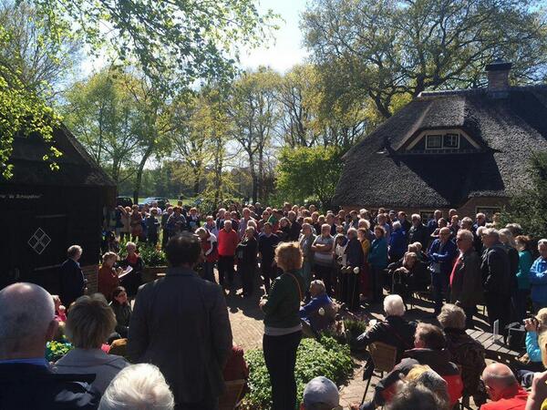 PvdaOmmen's tweet photo. Afgelopen zaterdag waten Harry en Wil van PvdA-Ommen bij de gezellig drukke opening van beeldentuin Witharen: http://t.co/xo9VmhgNtL