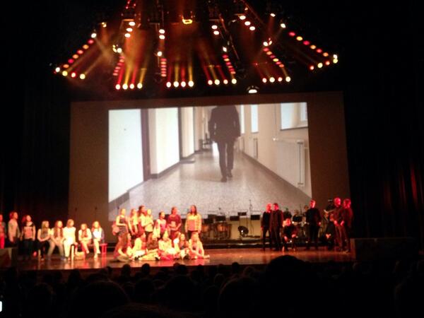 Wervelende revue 100-jarig <a href="/Bernardinus_100/">Bernardinuscollege</a> in PL-theater Heerlen. Veel kleur, talent en amusement !