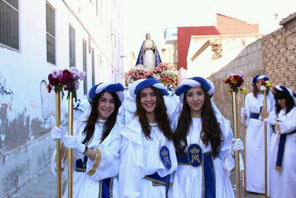 CaparrosLucia's tweet photo. Mis nazarenas guapas @saezsanch y #Rebeca http://t.co/p27wv6osjb