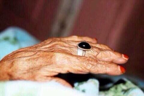 اللي عطتك ايامها كل ابوها
ماهوب يكفيها تخصّص لها يوم

ياليت لو تجي لها مثل ابوها
ماهوب يوم الا لها دايم الدوم