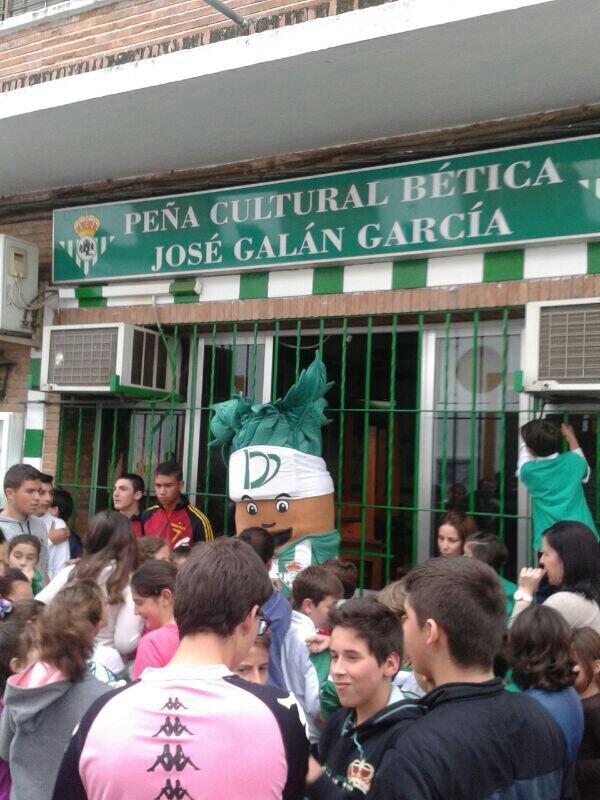 pilu_12's tweet photo. Gran homenaje a mi GRAN AMIGO JOSÉ GALÁN en la peña betica de villaverde del rio.#porsiemprepluma @RBetisOficial http://t.co/IdrfwDAEzr