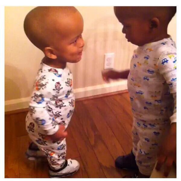 Mens_Carter's tweet image. PTDRRRRRR Le Negro de Droite il va se prendre un coup de tète il va rien comprendre a sa race 😂😂😂