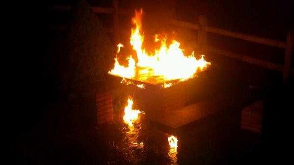 elgerar93's tweet photo. A falta de chimenea buenas son mesas http://t.co/OIrSFsNSzE