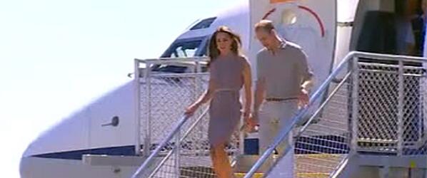britishroyals's tweet photo. "@7NewsSydney JUST IN: The Duke &amp; Duchess have touched down in #Uluru #RoyalVisitAus #7royal http://t.co/zK9asVt7yg http://t.co/JEwg5OoEfc"