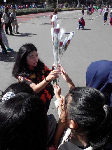 Nih foto-foto pas kita membagikan 1000bunga memperingati hari kartini dibunderan HI :D