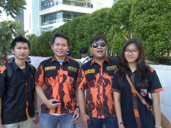 Berlindung dari teriknya pagi di bundaran HI (ki-ka = @mahirdib <a href="/randisaputraa/">Randi Saputra</a> @octabewok @jasminetiaara)