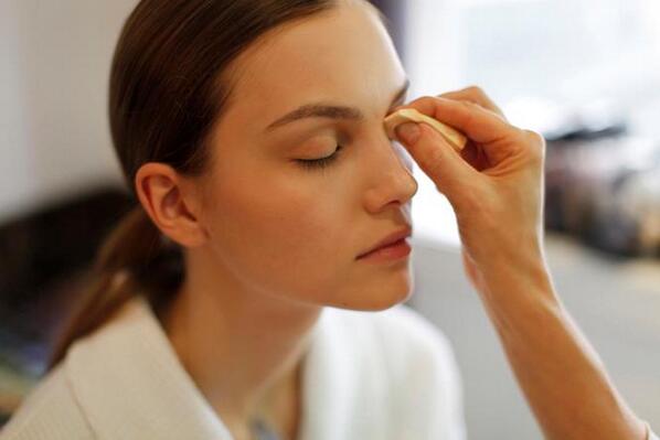 Maxfactorar's tweet photo. #MFTIP: Aplicá base también sobre tus párpados para que la sombra se fije mejor y dure más tiempo #AgelessElixir http://t.co/6VdRDC5QCh