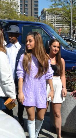 samesoldloves's tweet image. ariana in this photos is like:

''don't you look me bitches?i'm the best''

*crying a river #6DaysUntilProblem