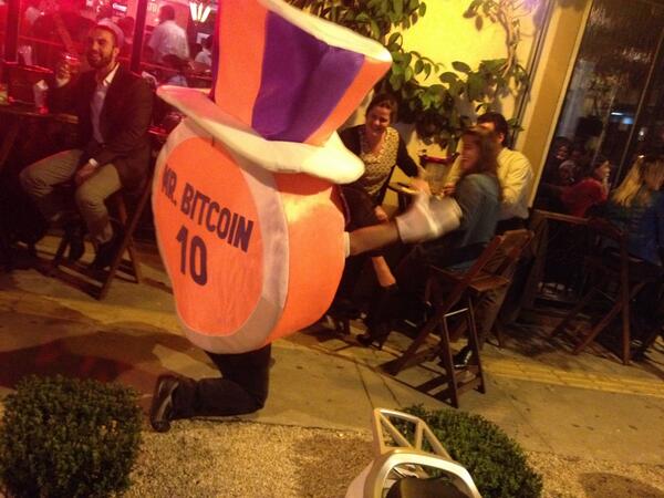 MercadoBitcoin's tweet image. Mr. Bitcoin tries to find a Mrs. Bitcoin in Sao Paulo. She said NO!!!