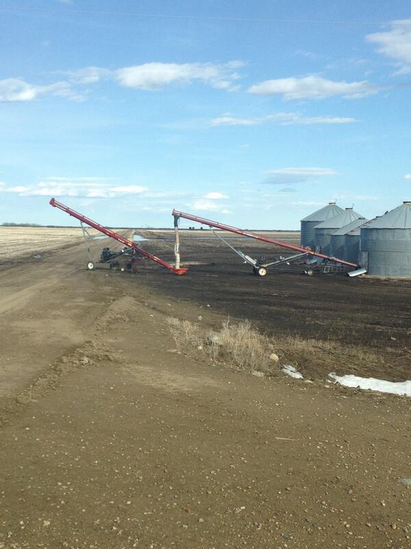 CassCbrown's tweet image. The railway may hold some of us up but the mud ain&apos;t gunna #grainfarmproblems