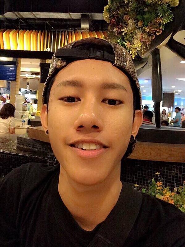 Oat_jessada's tweet photo. แมนๆ เตะบอล คุยกันค่ะ 💪💪💪 http://t.co/kiG1VBCFWp