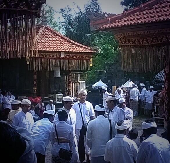 drestisalacca's tweet photo. pak wagub sudikerta menghadiri prosesi upacara usabha dalem di desa sibetan. http://t.co/lgDIoZ7So0