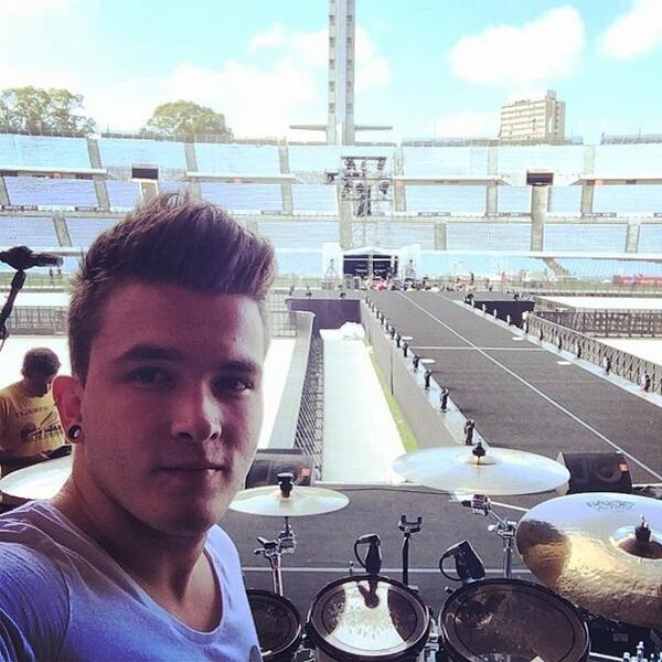 bunny_6969's tweet image. #joshdevinedrums
Саундчек законен,сегодня выступаем на таком престижном стадионе!Первый Кубок Мира был выигран здесь!