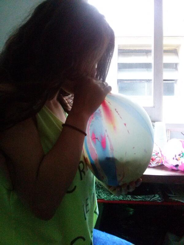 VickyCabano's tweet photo. Toda tarada haciendo una piñata http://t.co/CoJ6mM1mtr