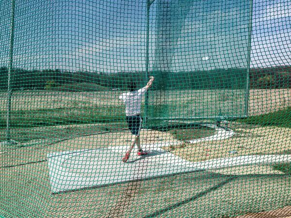 BadgerTrackXC's tweet image. .@DannyBlock1 is enjoying the nice day in Madtown by getting some nice discus throws in #Badgers