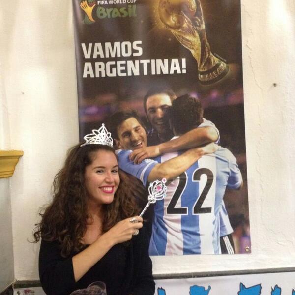 ndivica's tweet photo. La pipita que se esconde detrás @G_Higuain http://t.co/jqIEDOv0j2