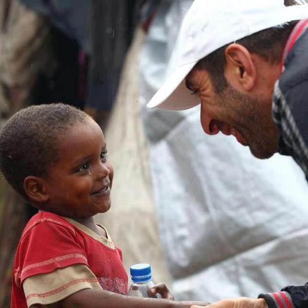 HergunYeniBilg's tweet image. Ağlayanı güldürmek , ağlayanla ağlamaktan daha değerlidir.