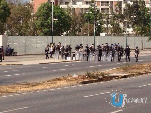 VivaLaUCV's tweet photo. Equipo Antimotin llegan a la UCAB por disturbios #6M http://t.co/eSQFj7yzVr