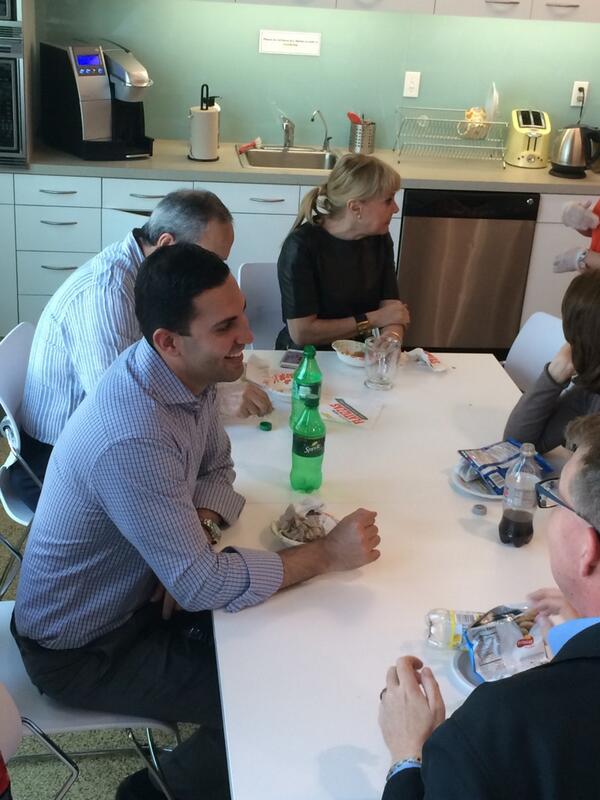 Alex6Pons's tweet photo. @9to5Seating lunch at training! #whostolethechips http://t.co/uMNnTI0cYx