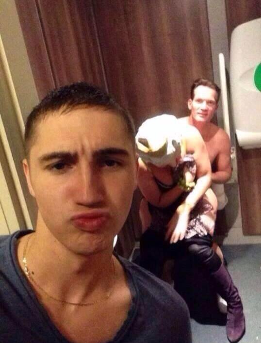 Parejitas caseras se toman selfies 1