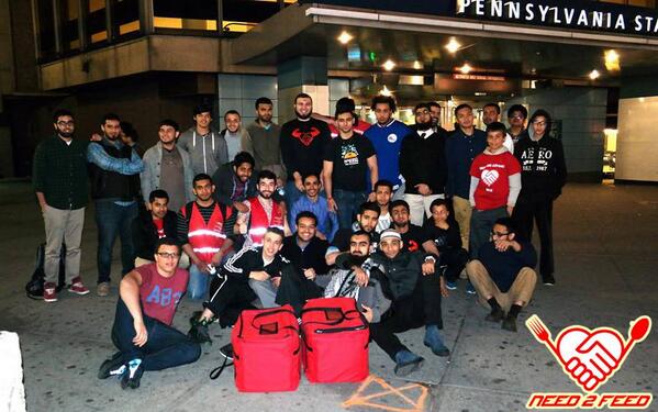 MuslimsGiving's tweet photo. 40+ young brothers on a Friday night feeding the Homeless in NYC. http://t.co/t4Yk0wycY7