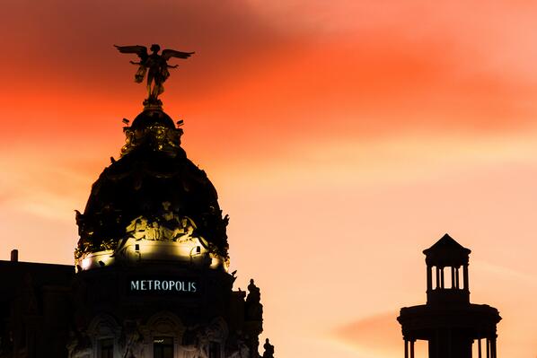 SecretosdeMadri's tweet photo. En las alturas, Madrid y su cielo pugnan por ver quien es más bello... (Via altfoto) http://t.co/E7MUjZeFXY