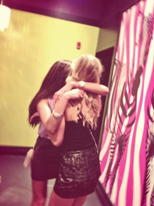 Kay_Hal's tweet image. Thanks @mac_rey5 for capturing this TLC moment #everybodygotasidechick  @neekhapatel