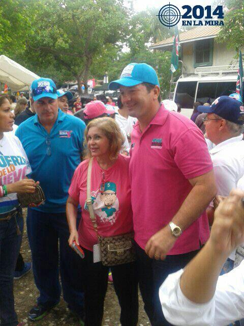 MiDiarioPanama's tweet photo. Ferrufino llega a votar al Instituto Bolívar. http://t.co/prsWPXKPct