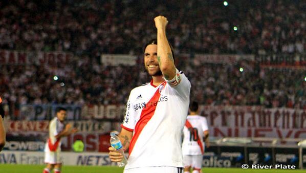 RiverPlate's tweet photo. Reviví los goles de Cavenaghi y Carbonero en el Monumental http://t.co/tHvuEoyHdK #RiverPlate http://t.co/MqDhcsccus
