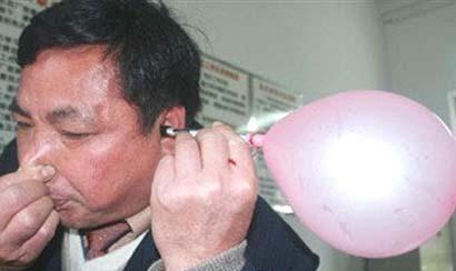 WhatTheFFacts's tweet photo. Humans can actually inflate balloons with their ears. http://t.co/cHN4bdHEXX