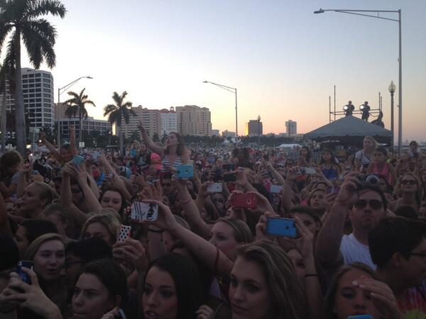 SunFestFL's tweet photo. A bunch of @AustinMahone fans at #sunfest14 right now! #mahonies #fplstage http://t.co/RYhefOqc8U