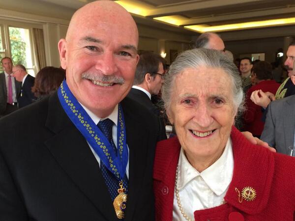 decastellarun's tweet image. Great to see @deek207 sharing his AO induction at Govt House with his Mum and family - Go Deeks! #Champ #marathon