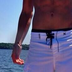 dallaspumaa's tweet photo. Can we just take a minute to look at Taylor's white ass arm😂😂 aw bae http://t.co/Hb3so1QMbx