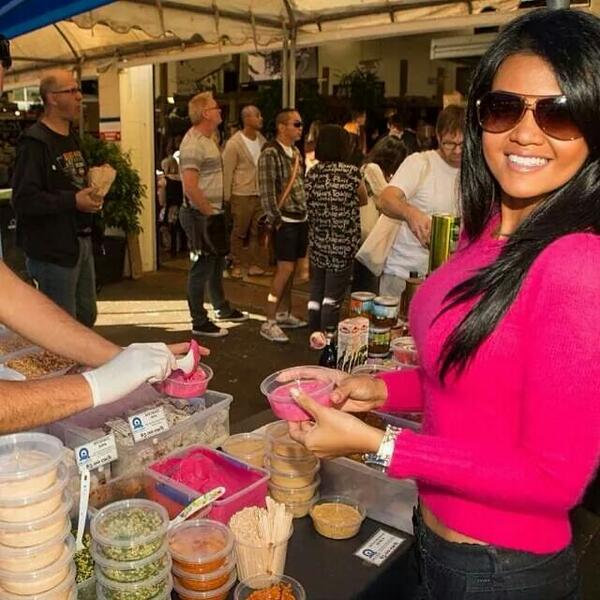 quinnfarah's tweet photo. Wah saos dippingnya matching sama sweaterku! ;D #beetrootdip #farmersmarket #nzmustdo #luxuryNZ #auckland http://t.co/MYNA1qmbHD