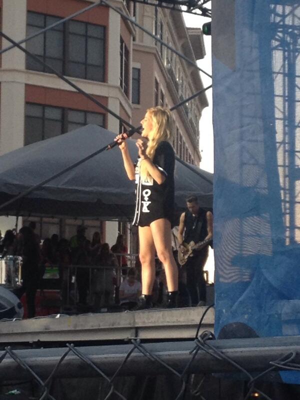 mmmaddymartens's tweet photo. Lovin my girl Ellie Goulding! 😚🎶 http://t.co/rternPQABc