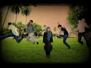 paramore_PWK's tweet image. Dan untuk Special Perform nya adaaaaa » @sidebridge , vokalis nya pake kerudung lohh , suaranya OK banget :D