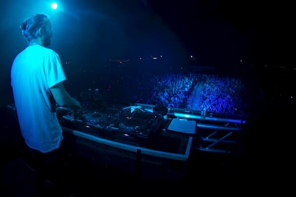 SuburbiaFestTX's tweet photo. This is what it would feel like if your name was @DavidGuetta &amp; you were absolutely owning this #SuburbiaFest crowd! http://t.co/eM0HHoPemv