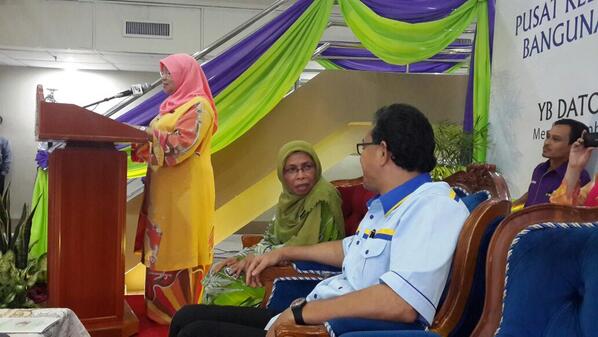 tksudasar's tweet photo. Ucapan YB @hjhrohanikarim sempena perasmian Pusat Keluarga LPPKN Perlis @NoorulAinur @KPWKM @JKMHQ @JPWanita @LPPKN http://t.co/7EOROVg5UB