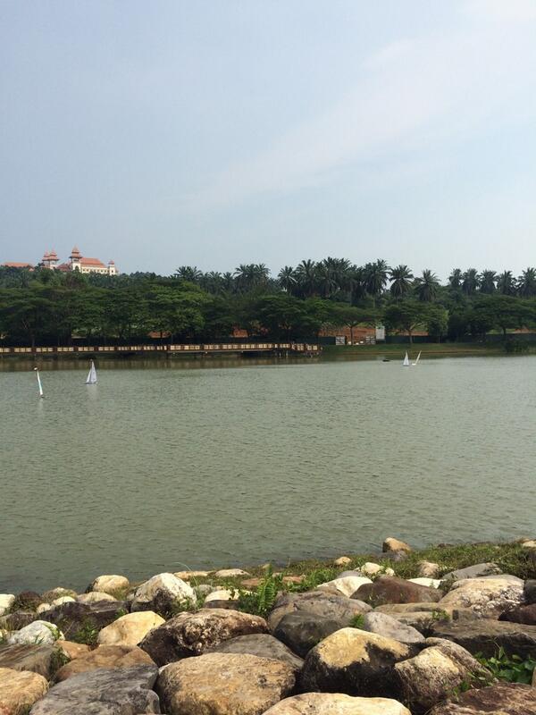 FamilyTravelMY's tweet photo. Playing Remote Control Sailboat at Pusat Rekreasi Air #Putrajaya #virtualmalaysia http://t.co/tjXqaDIY0h