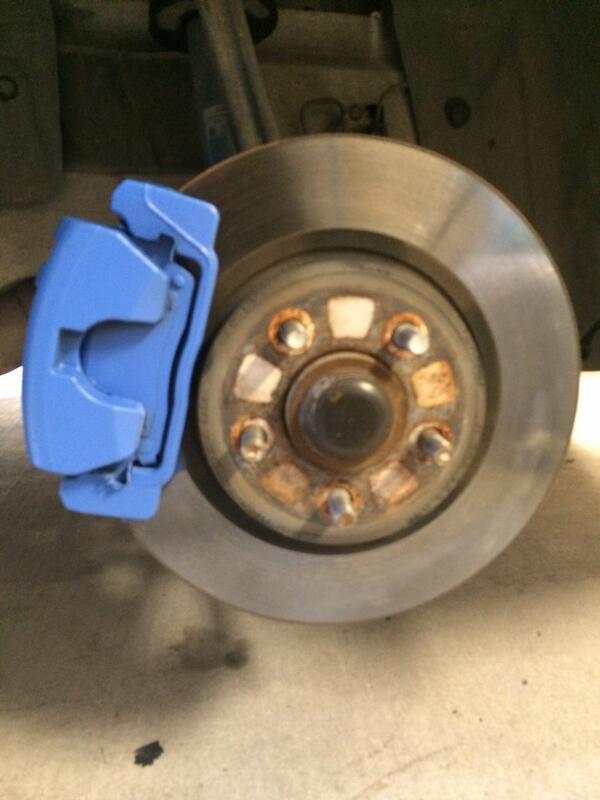 crown_south's tweet photo. Those blue brake calipers though... http://t.co/M2PbXH0iaQ