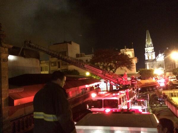 UMPCyBZ's tweet photo. Bomberos del @AytoGDL @PCJalisco @AytoTlaquepaque y @UMPCyBZ continúan en labores del incendio en mercado corona. http://t.co/itPKhUOixQ
