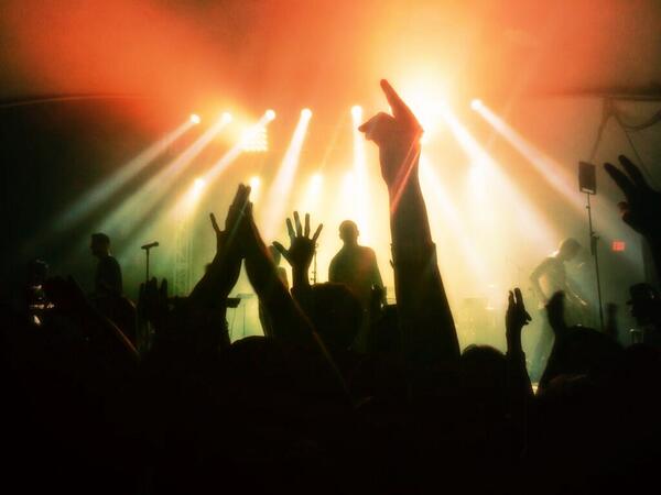phantofans_'s tweet photo. There's no better feeling than being in a Phantogram crowd! http://t.co/XPsD3QpDZ3