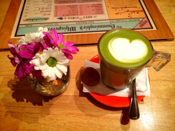 shartanasal's tweet photo. @hummingbird_eat matcha latte 💚 http://t.co/v8UxdziGiA