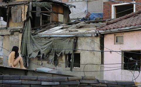 도울 김용욱,
집 뛰쳐나가 빨개벗고 돌아다니는
자기 딸 간수도 제대로 못하는 주제에
누구보고 국민 운운하며, 
거리로 뛰쳐나오라,마라야?! 
도울 김용욱,
정신이 뇌를 뛰쳐나갔군요!
정신이상 패밀리!