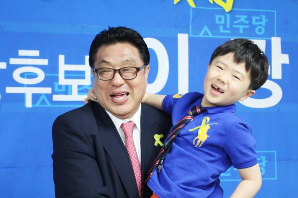 여느 때보다 가슴 아픈 어린이날을 맞았습니다. 오랜만에 만난 손자 녀석의 재롱을 보고 있자니 더욱 그러합니다. 이 땅의 모든 어린이들이 그저 아무 탈 없이 밝고 씩씩하게 자라주었으면 하는 바람입니다.