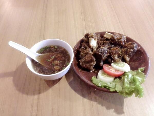 RempahIting's tweet photo. Lagi ada buntut penyet yg yummi di rempah iting nih ..... mampir yaaahh teman2 ..... http://t.co/Q5d3doDkt7
