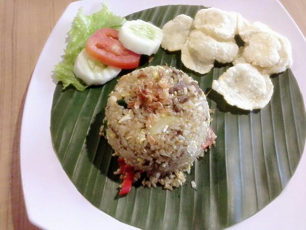 RempahIting's tweet photo. Yang gak mau rempong, boleh nyoba nasi goreng buntut .... ala rempah iting yg gak ada 2 nya rasanya ...... http://t.co/nAHV3yyHQy