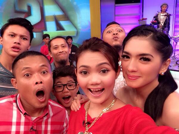 Rina_Nose's tweet photo. Thank's ya twitty ku yg udah nonton 4S bareng @newsuleprikitiw ^_^ *kiss hug* http://t.co/EfcgwJk420