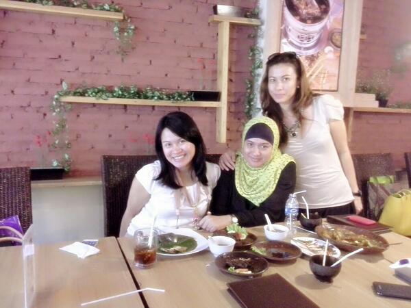 RempahIting's tweet photo. @lalagathmyr  ibu Lala makam siang bersama sahabat2-nya. Datang lagi yah Bu ...... http://t.co/djswXxhEnf