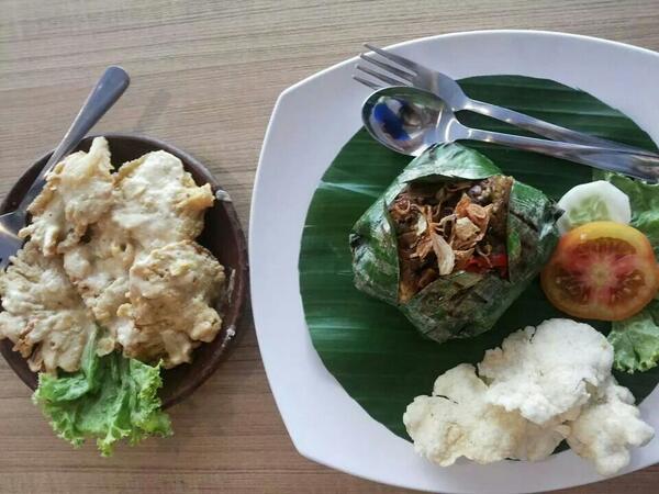 RempahIting's tweet photo. Jamur leleh asin yg terkenal dan nasi bakar iga ..... hanya ada di Rempah @RempahIting .....order delivery yuks.... http://t.co/iunbQgZ2hQ